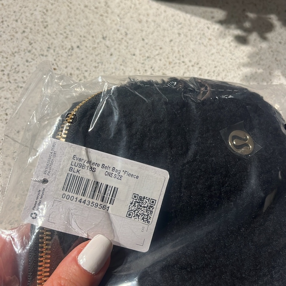 Lululemon Limited Edition Everywhere Belt Bag 1L *Fleece Black Sherpa - Picture 10 of 16